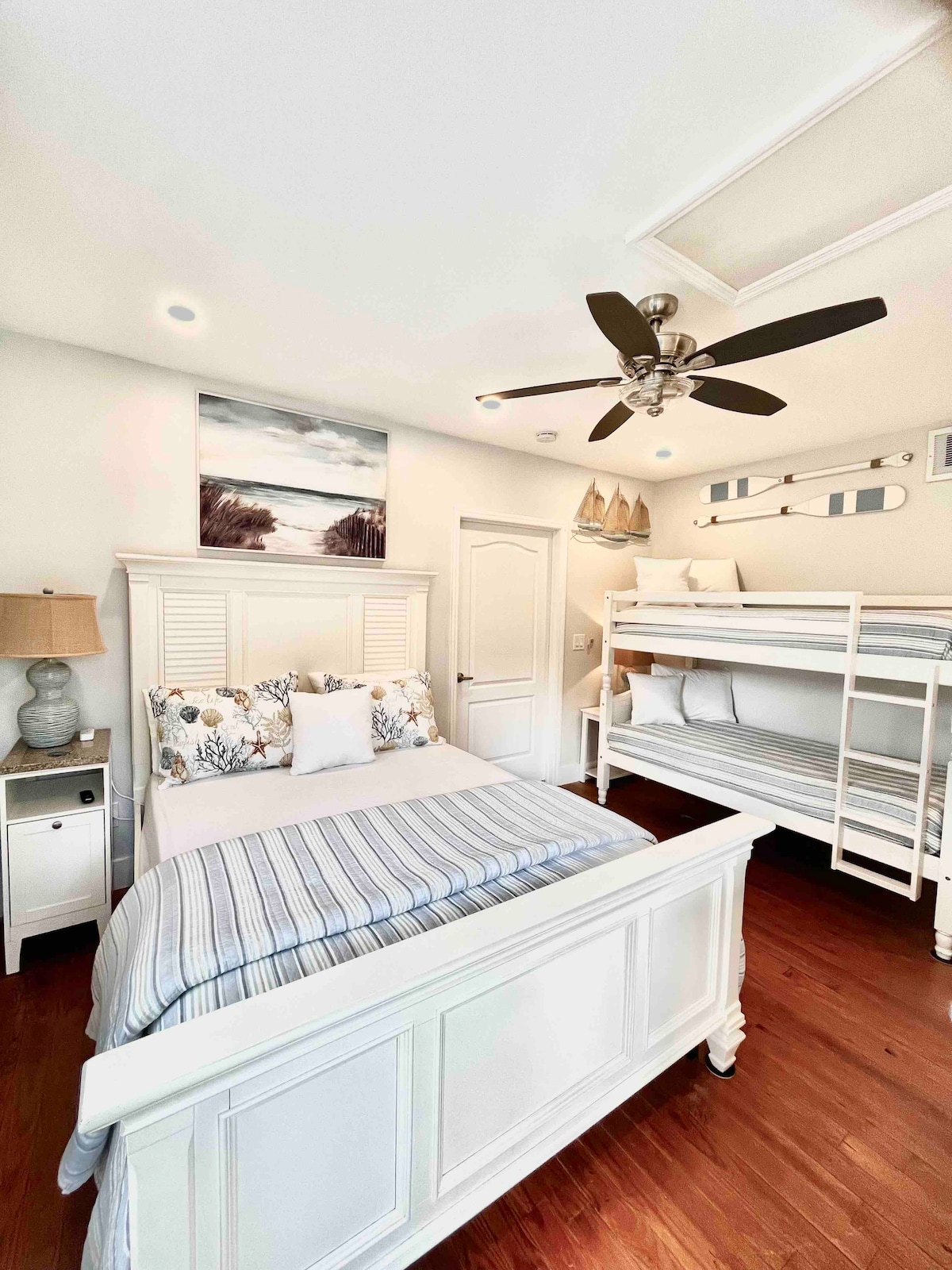 Slaapkamer #2 
queensize bed en stapelbed met twee eenpersoonsbedden en dicht bij de 2e badkamer in de hal.  TV, plafondventilator, kastrek, kleerhangers, bagagerek en 4 strandhanddoeken in deze ruimte. 