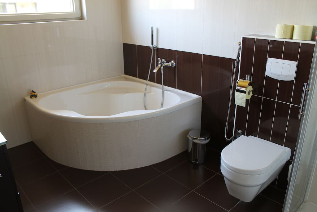 Badewanne (1. Stock, Mitbenutzung durch andere Airbnb Person möglich)