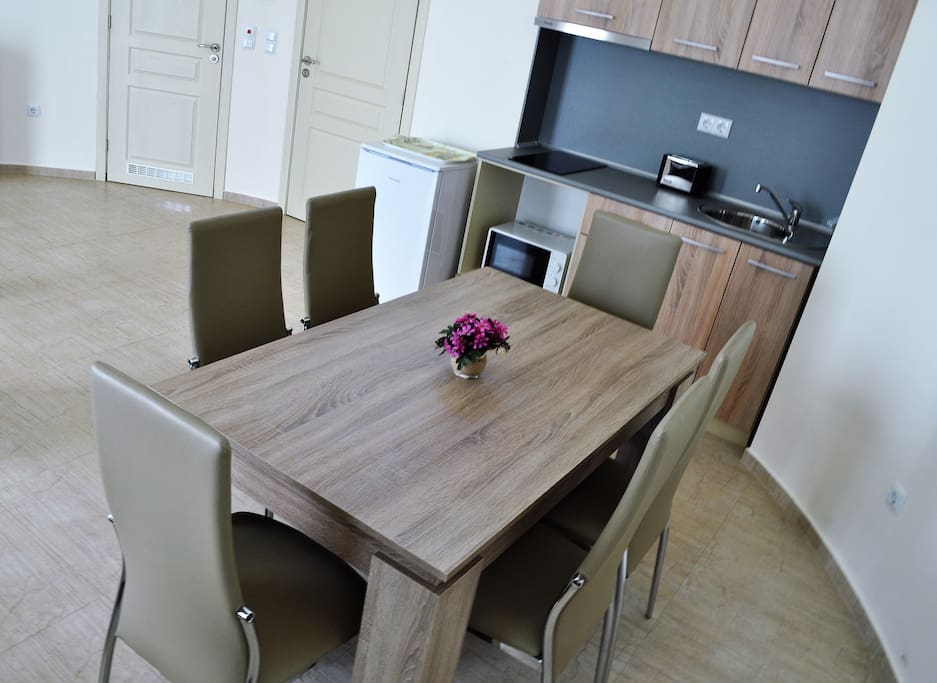 Kitchen & dining table