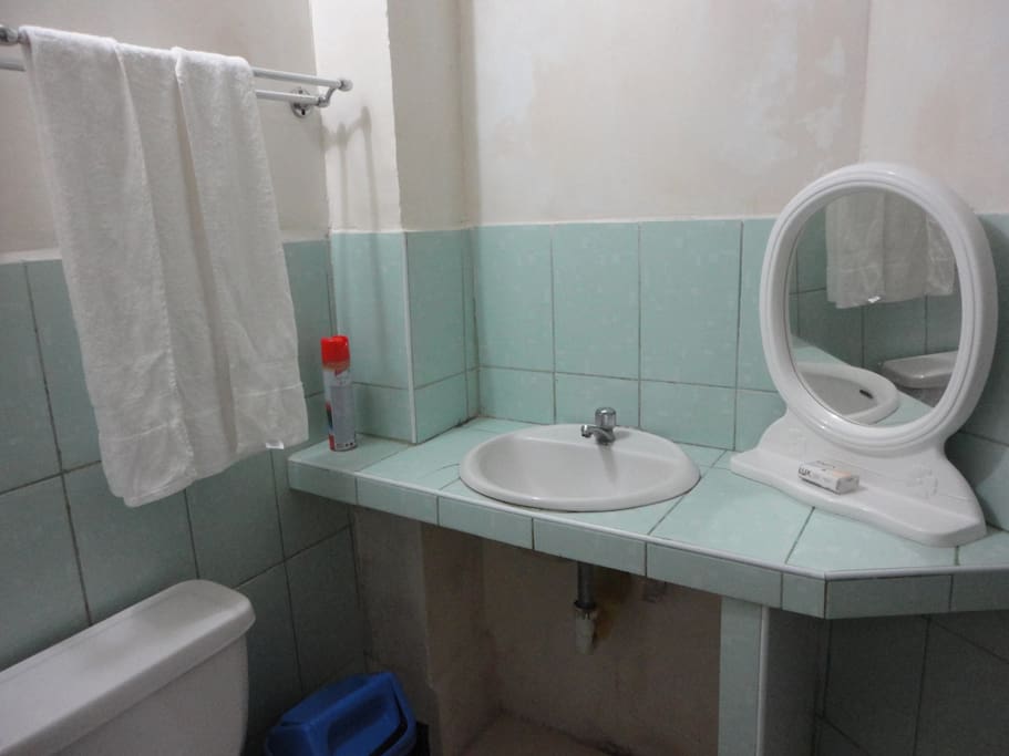 Baño limpio con agua caliente para su comodidad.