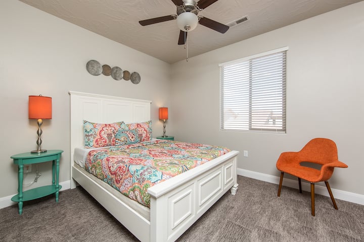 Slaapkamer 4, queensize bed, eigen badkamer, flatscreen Roku HDTV