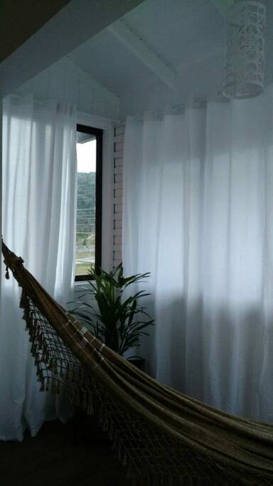 Lounge para repouso e leitura no andar superior.