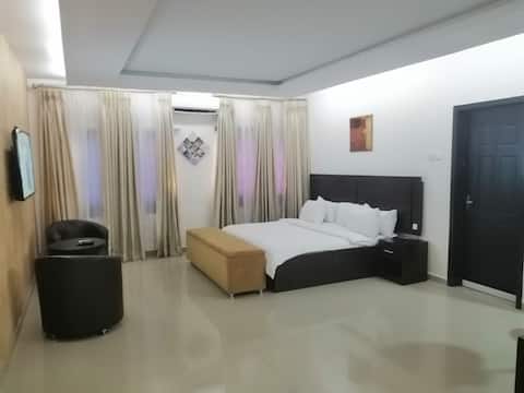 Five Star Mansion. Fast WiFi. 24 hour Power.