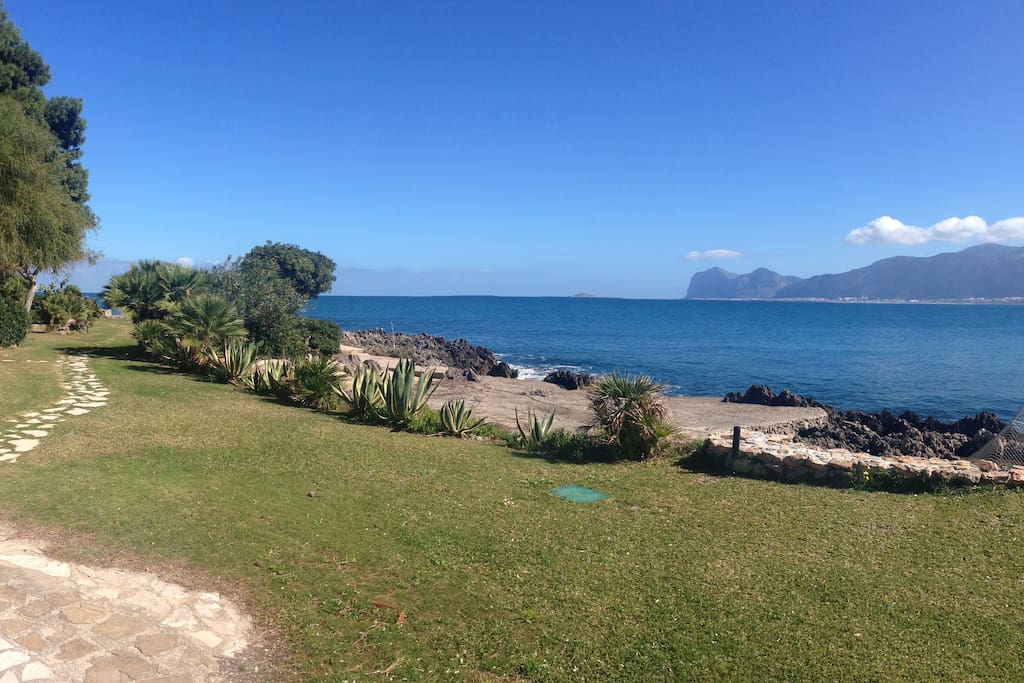 il giardino del residence e il mare sullo sfondo