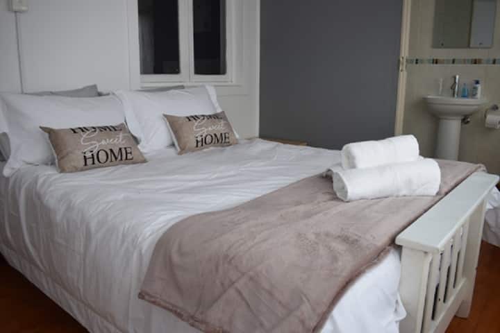 楼上阳台房间，配备套内卫生间，景观很美。 