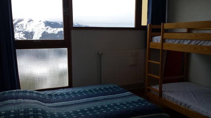 卧室1 ：一张双人床、两张双层床。 储藏室和办公室。
山谷一侧，景观非常好 