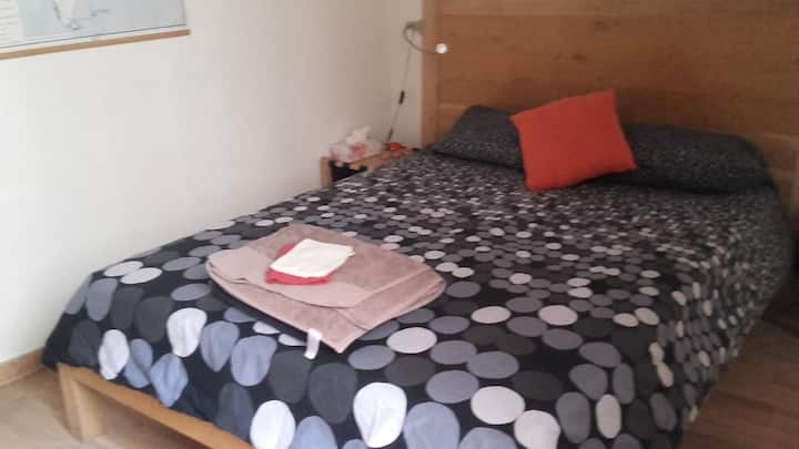 ห้องนอนหลักพร้อมเตียงคู่ - หน้าต่าง 2 บานบนลานบ้านที่เงียบสงบ