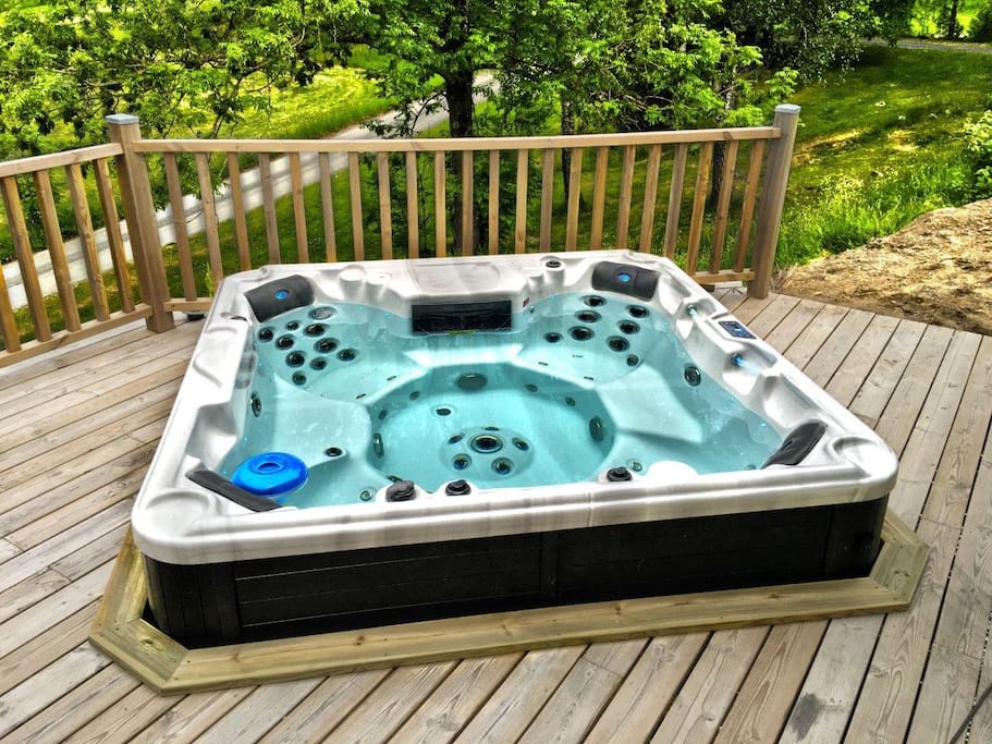 Brand new Jacuzzi that has room for 7 persons