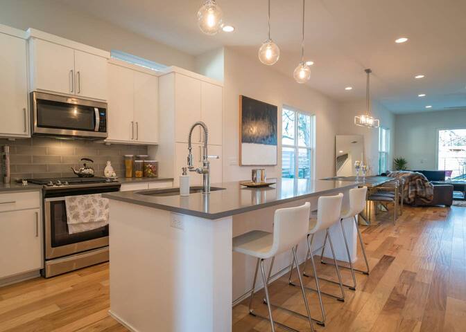 Chic Home Near Airport, SoCo, DT gallery image 3