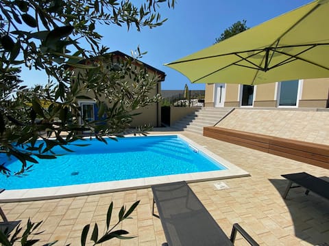 Vila Porto Olive with a heated swimming pool