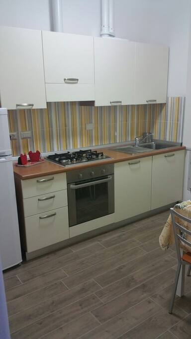 Ampia cucina con tavolo