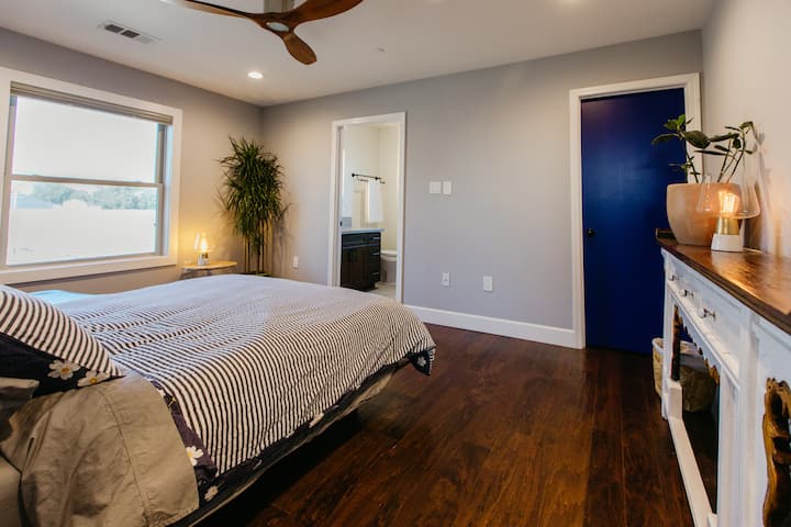 غرفة نوم رئيسية مع حمام ملحق وسرير ميموري فوم كبير ومرتبة أرضية مزدوجة من رغوة الذاكرة إذا لزم الأمر