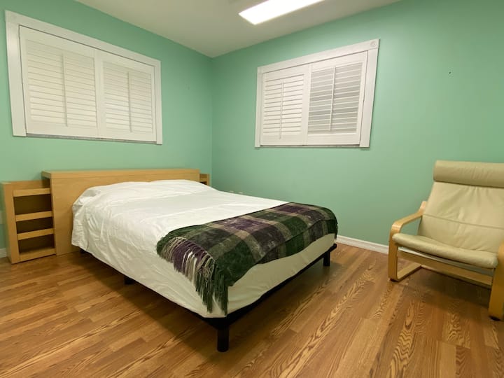 Dhoma e dytë e gjumit me krevat dopio "queen"