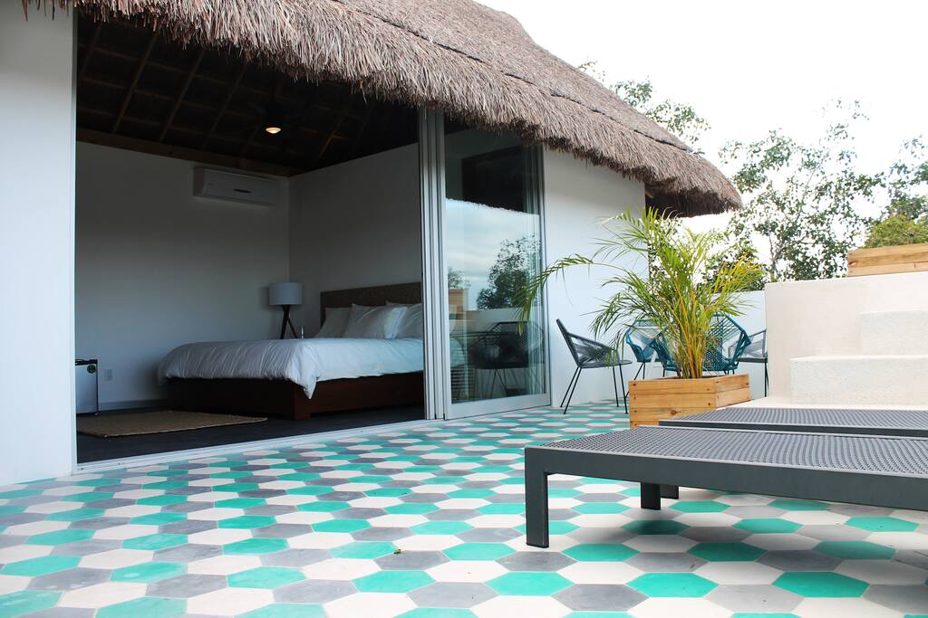 King Size bed private room with bathroom, a/c and 40" Flatscreen TV