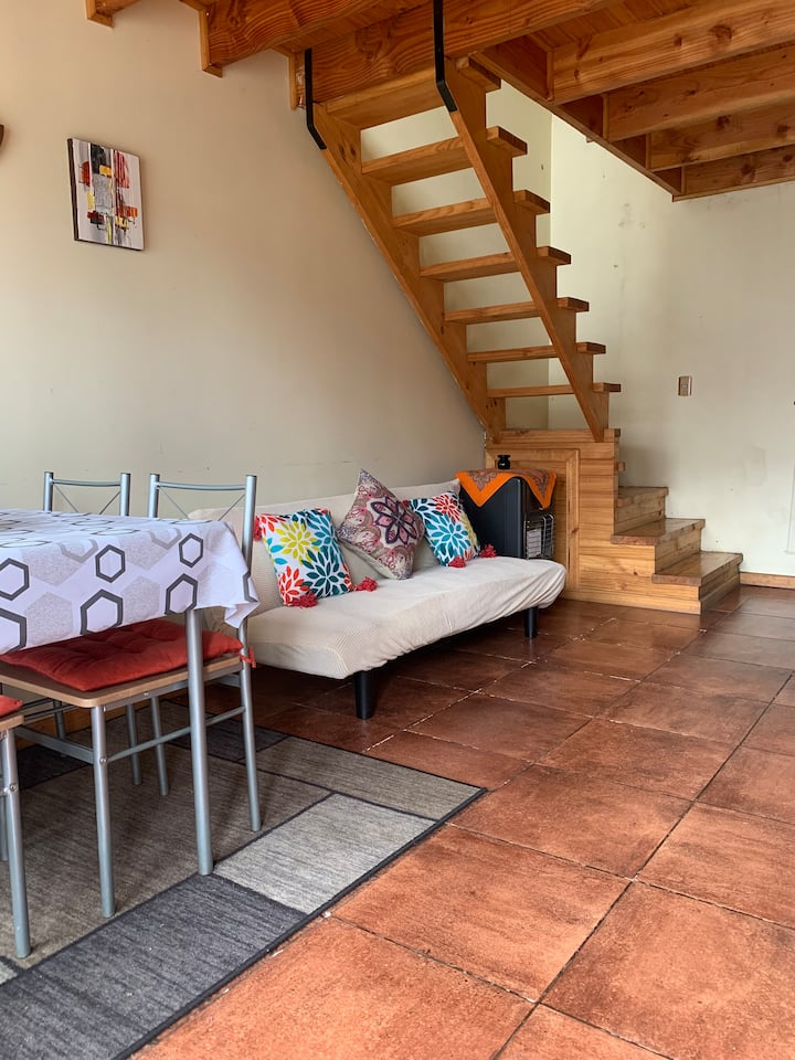 Shkallët e hyrjes në katin e dytë 