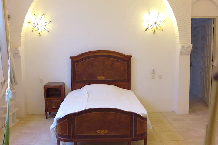 CHAMBRE n ° 2, lit double antique.