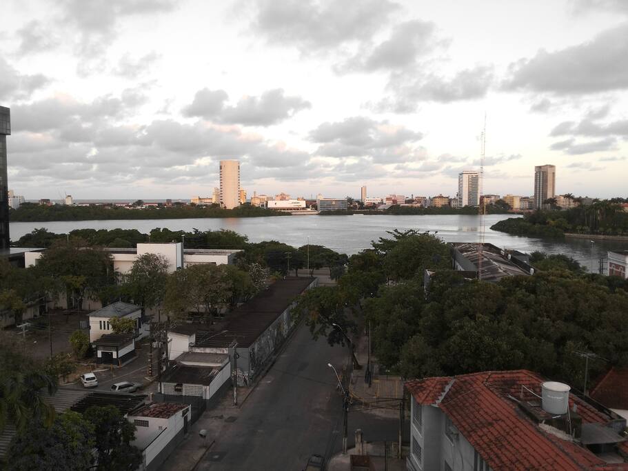 Vista da janela do quarto disponibilizado, logo ao amanhecer.