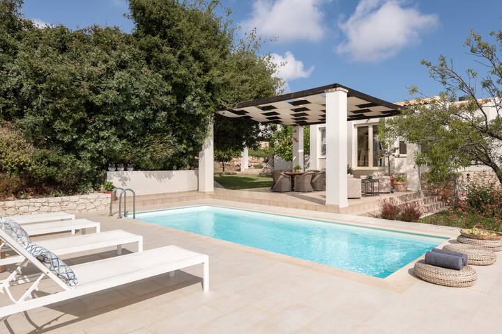 Levantes Luxury Home – Nature Inspired, Pool & BBQ gallery image 2