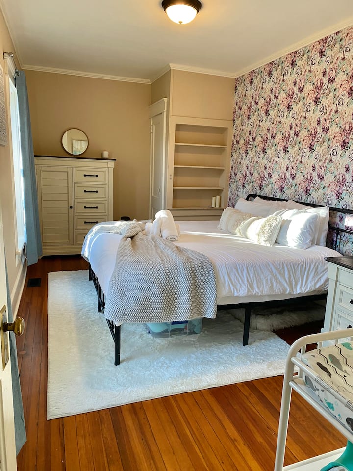 Dormitorio 1 - Utiliza el mando a distancia para trabajar el accesorio de luz y el ventilador, no el interruptor antiguo 