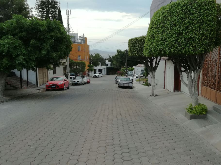 colonia tranquila, servicios a 150 mts. zona de comidas, mini super, y vigilancia de 10am a 10pm.