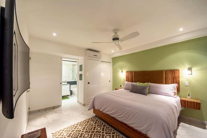 King Size Guest Bedroom wit Private Bathroom. 