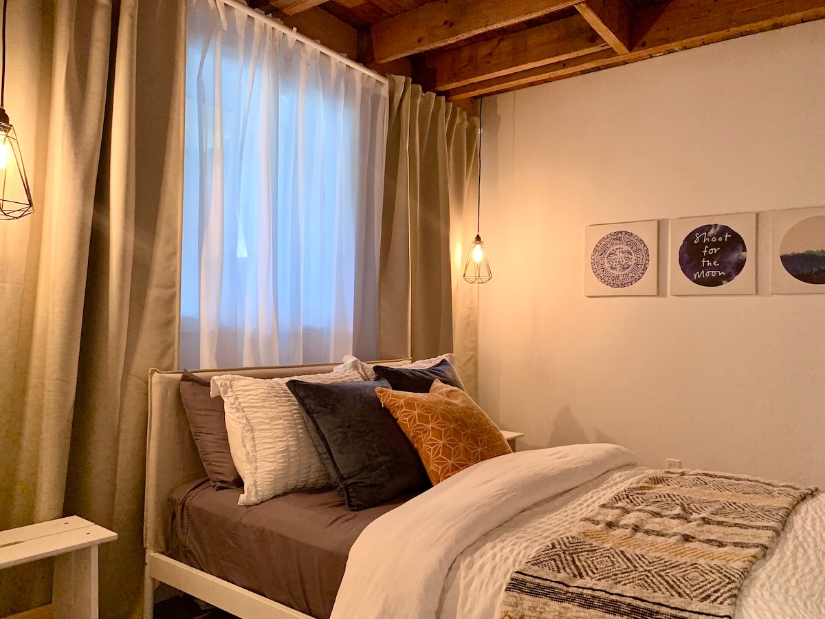 Spálňa 6, suterén s manželskou posteľou Queen.