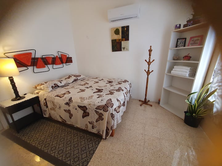 Camera da letto 2.  Contiene letto queen-size, ventilatore a soffitto e aria condizionata in minisplit 