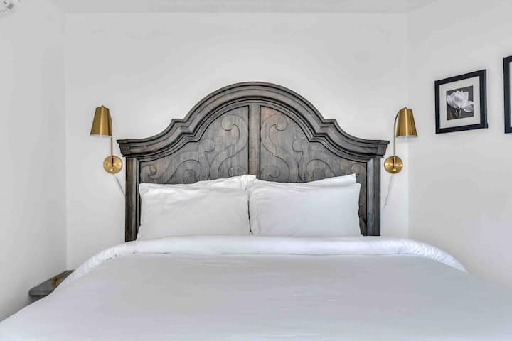 Primero BR con una cómoda cama tamaño queen.
