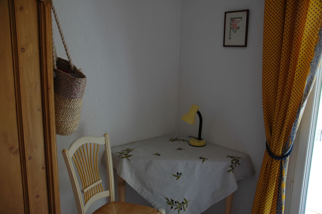 coin bureau dans la seconde chambre du fond, avec petite terrasse
