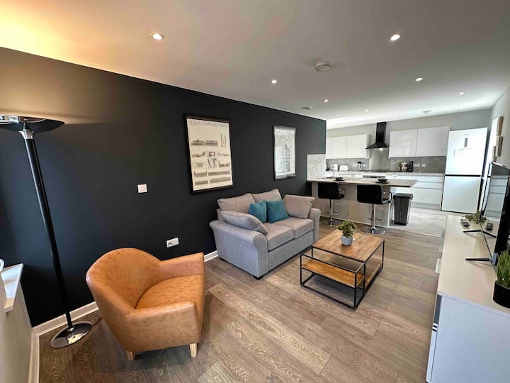 Stunning 2 Bed, 2 En-suite Apartment/free Parking - Coventry