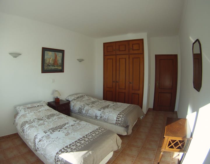 Спалня 1 с баня в хола