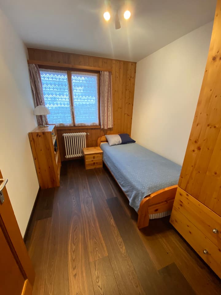 Një dhomë gjumi e dytë lejon që një anëtar tjetër i familjes të marrë pjesë. Një dyshek i dytë është i disponueshëm nën të parin. Një kornizë e plotë krevati është e disponueshme për këtë sipas kërkesës.