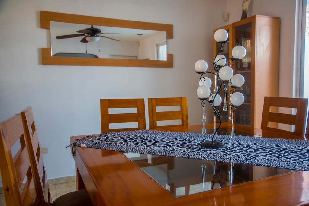 El comedor es para 8 personas. / Dining room has enough space for 8 people.