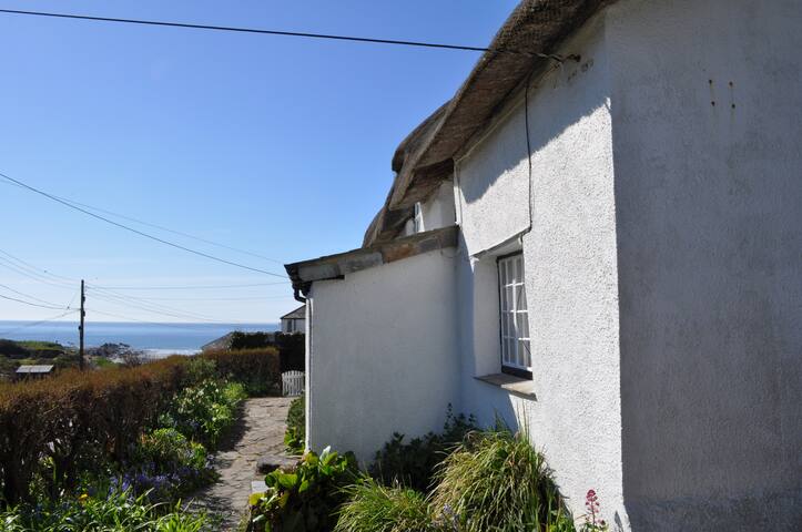 Old Cottage Idyllic Thatched Cottage By The Sea Cottages For