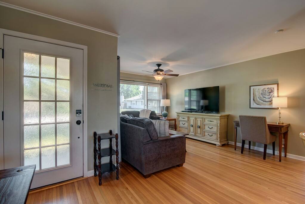 Living Room features a 60" Samsung Smart TV with cable, Netflix, and Hulu Plus.