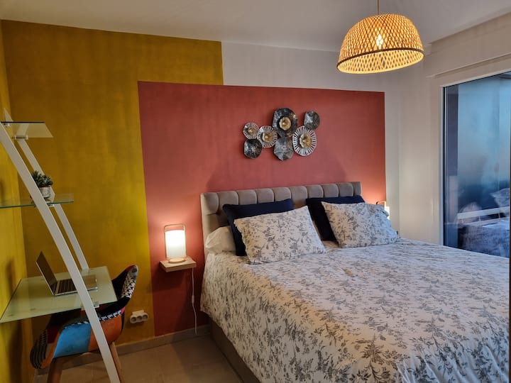 Lit 200x160cm avec oreillers et matelas a mémoire de forme.