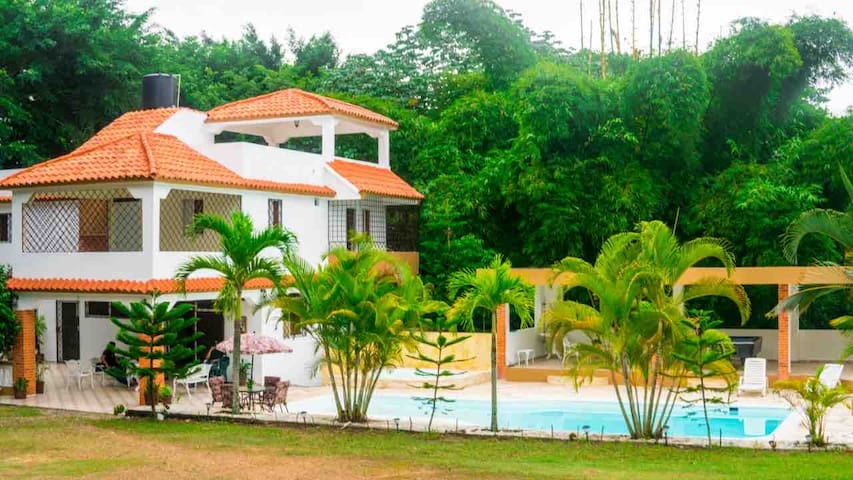 Rancho Rubi- Villa, 3 Pisos con Piscina y Jacuzzi