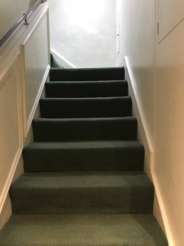 Specious 4 bedrooms apartment. Famous Harrods View gallery image 4