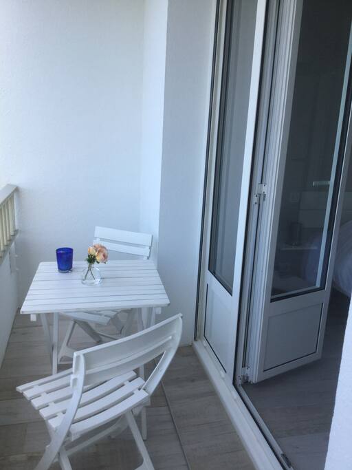 TABLE SUR BALCON FACE A LA MER
