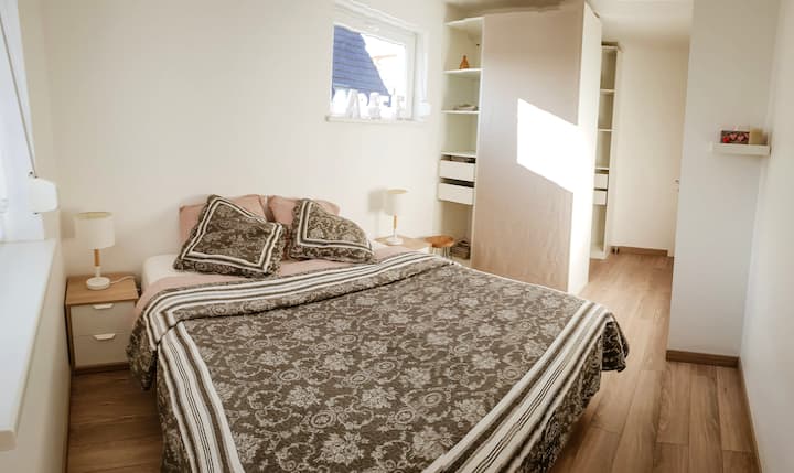 Tretia spálňa s rozlohou 14m ²: manželská posteľ veľkosti King - 180 x 200 cm so šatníkom.