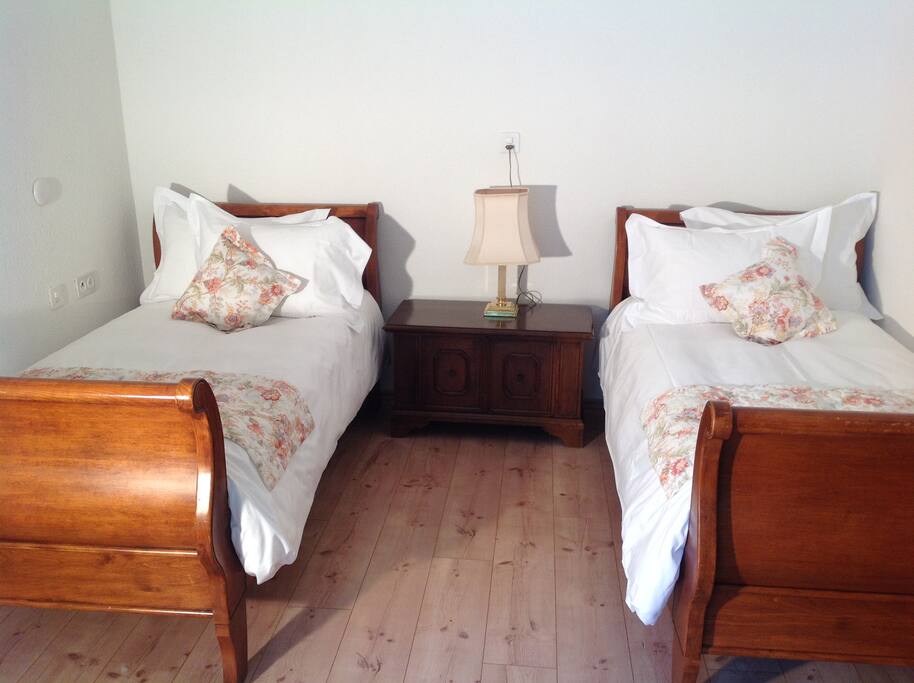 Zimmer-Bedroom-chambre a coucher