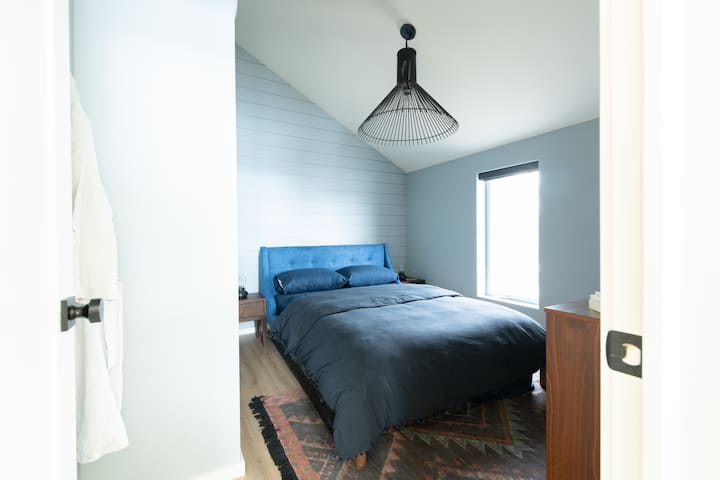 Port Bedroom - Queen size, pillow top mattress. Dresser and wall hooks for clothing. Black out blinds.