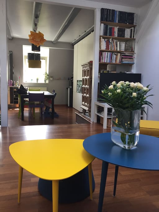 Espace salle à manger, cuisine ouverte.