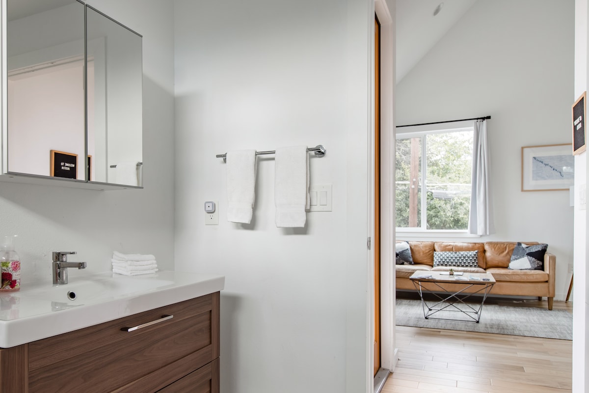 Bright-Lit Loft in the Trees, Minutes to Lake & Restaurants
