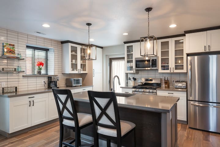 Brand New Spacious 4bd 4ba, Game Room, Deck, Patio gallery image 3