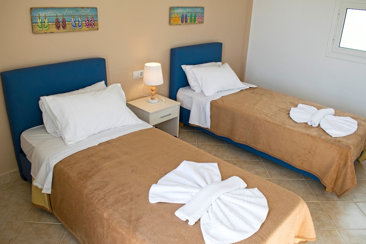 一楼卧室- 2张单人床