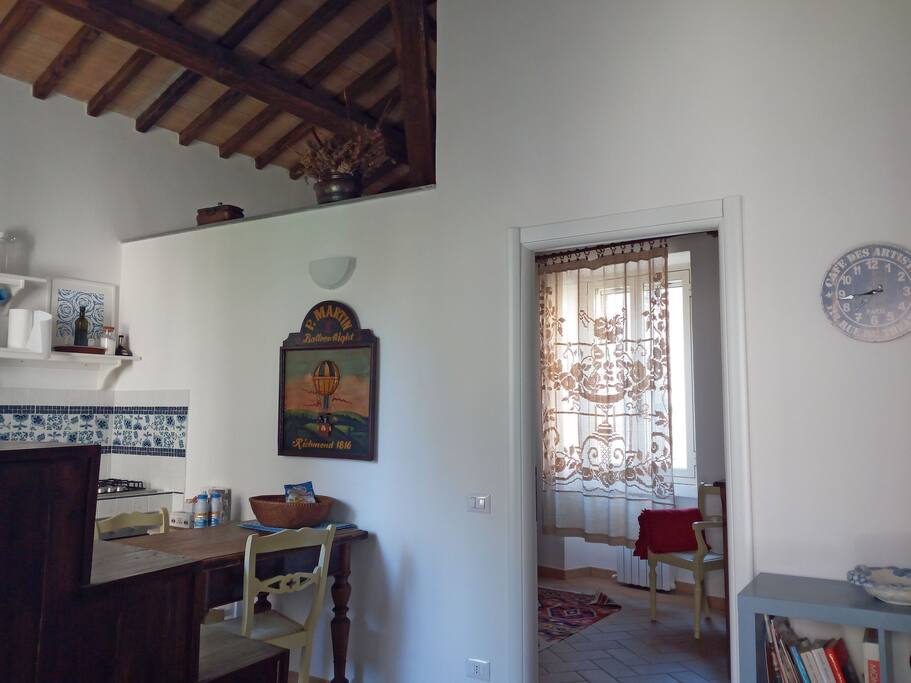 Zona pranzo, a destra porta del soggiorno