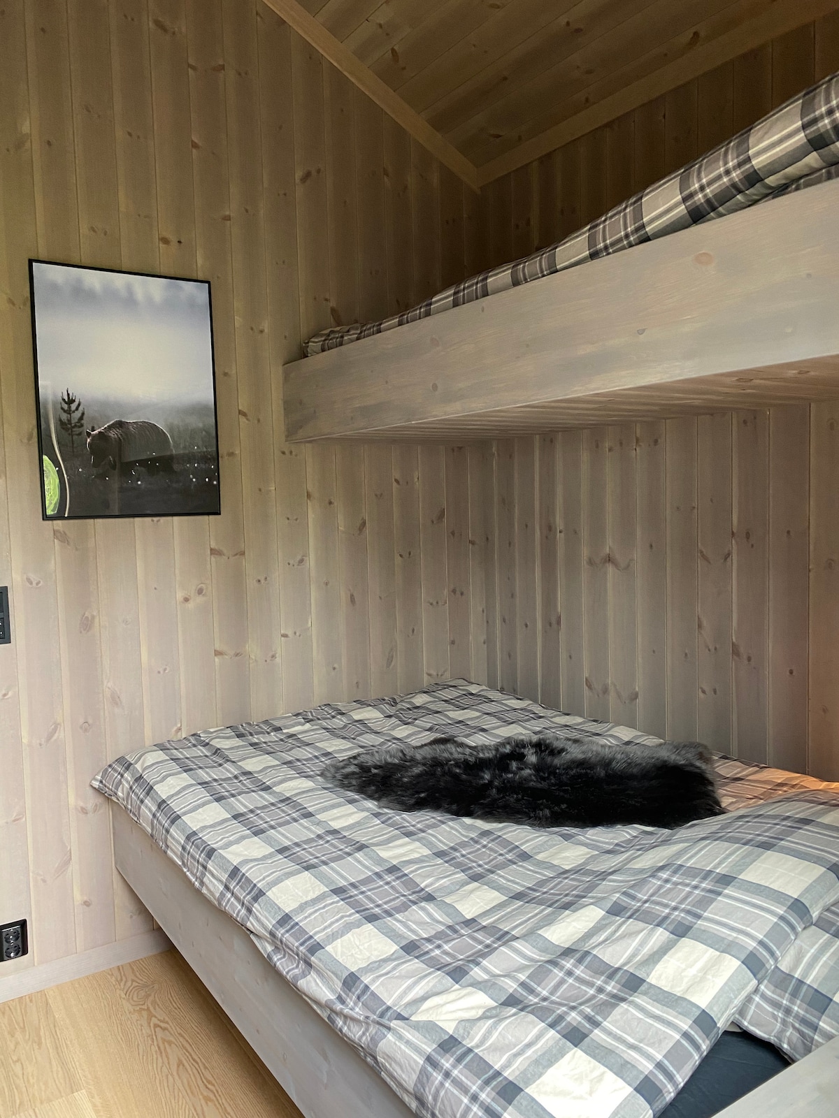 Onder de stapelbedden is een bagageopslag beschikbaar. 