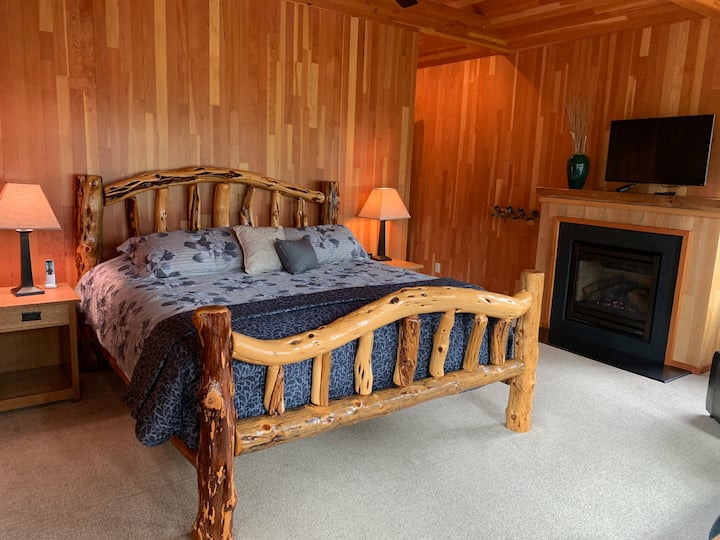 2nd floor king master suite, with gas fireplace, seating area, TV and views of the golf course. 