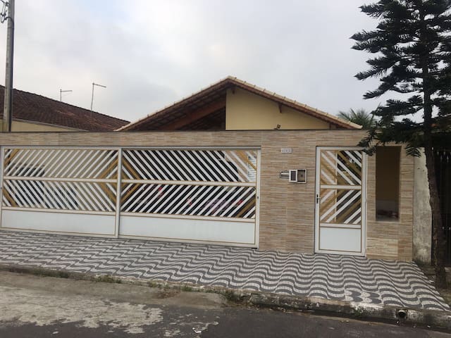 Casa PG de 1 dormitório 200 metros da praia